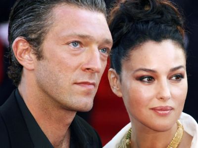 Vincent Cassel is wearing a black suit whereas, Monica Bellucci is on a white dress.